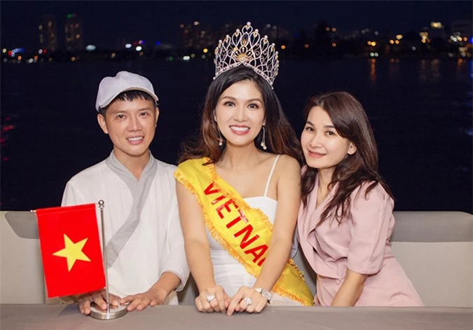 [Caption]Mẹ 6 con Oanh Yến dự thi Hoa hậu Quý bà Hoàn vũ Thế giới 2020 Hoa hậu Oanh Yến sinh năm 1986, người đẹp từng đăng quang Nữ hoàng sắc đẹp Thế giới 2019. Trước đó, cô từng lọt vào chung kết Hoa hậu Việt Nam 2008, top 15 Hoa hậu Thế giới người Việt 2010 và giành danh hiệu Hoa hậu Thế giới Toàn cầu 2015, queen of beauty world 2019. Ở tuổi 34, cô có trong tay tất cả, là công dân toàn cầu duy nhất dành hai giải cao quý nhất về sắc đẹp hoa hậu, và nữ Hoàng. Được báo chí ưu ái phong danh hiệu hoa hậu, nữ hoàng đẹp nhất trên toàn thế giới, và đặc biệt chỉ vừa mới sinh con thứ 6 cách đây 4 tháng, Oanh Yến gây bất ngờ khi xác nhận đang chuẩn bị mang chuông đi đánh xứ người thêm một lần nữa.