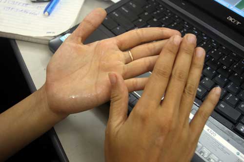 Ra mồ hôi tay chân bạn đừng lo có chè xanh sẽ hết ngay lập tức