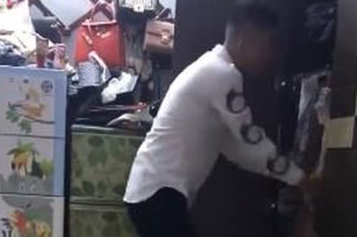 Chồng thừa nhận có bồ, cô vợ cười rồi lấy chiếc áo cũ nhất trong tủ bảo mặc, câu nói phía sau khiến kẻ phản bội phải rơm rớm