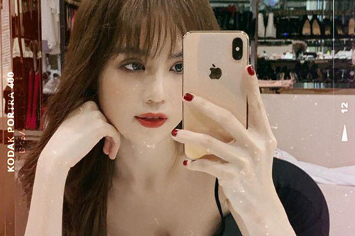 Dù cả showbiz đua nhau làm móng nhọn sắc cạnh, Ngọc Trinh vẫn chỉ trung thành với mẫu móng bình dân