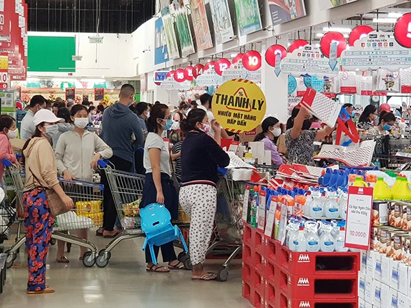 Sáng nay 30/7, người mua bất ngờ ùn ùn đổ về Metro khiến siêu thị lớn này quá tải! (Ảnh: HC)
