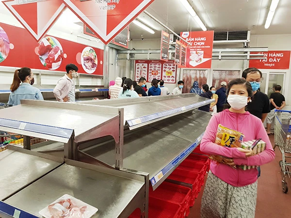 Quầy bán thịt tươi sống của siêu thị Metro bị vét sạch từ sáng sớm