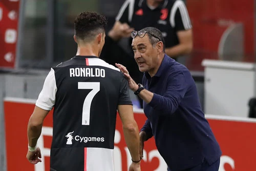 Ronaldo và HLV Sarri.