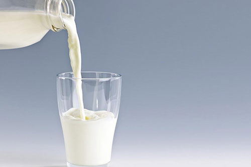 2 thời điểm 'vàng' uống sữa giúp hấp thụ hết canxi mà không sợ mất sắt