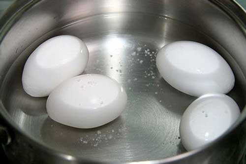 Luộc trứng chỉ cần thêm 1 bước nhỏ này nữa là bóc vỏ dễ ợt, không bị nứt, dính