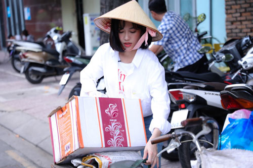 Diệu Nhi gây xúc động khi xông xáo xắn tay áo, nhặt ve chai giữa lòng Sài Gòn để giúp đỡ cặp vợ chồng già nghèo