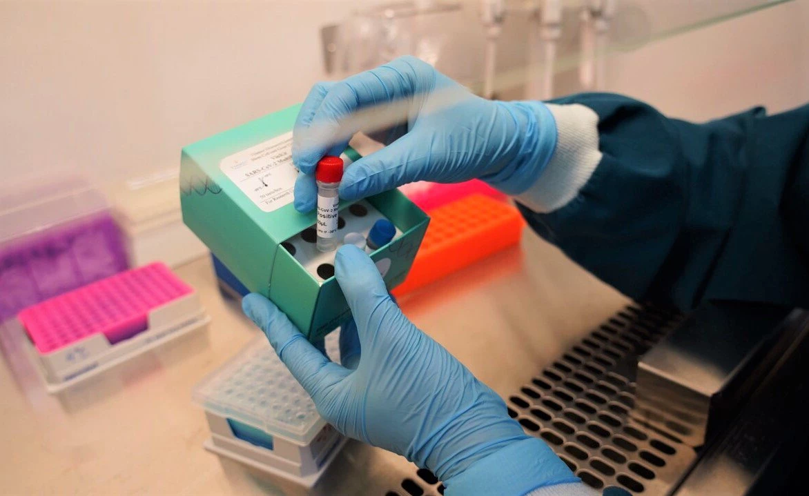 Để đảm bảo an toàn, các xét nghiệm virus SARS-CoV-2 với sinh phẩm VinKit sẽ được thực hiện trong phòng xét nghiệm đạt tiêu chuẩn an toàn sinh học cấp 2