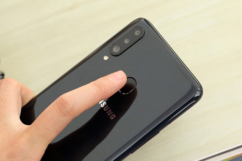 Samsung Galaxy A20s với 3 camera sau, pin 4.000 mAh giảm giá ‘sập sàn’ tại Việt Nam