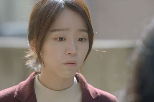 Bước ra khỏi cổng tòa, vợ bỗng đưa cho một chiếc túi đen kèm lời nhắn nhủ khiến tôi chỉ muốn quỳ xuống xin em quay lại