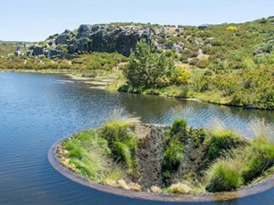 Chiếc hố nằm giữa hồ nước kỳ lạ này là cả một công trình trí tuệ hiếm có của nhân loại