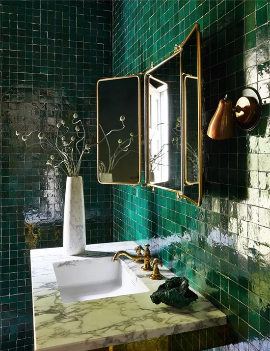Một phòng tắm khác được cô ốp đá xanh rêu mang đậm vẻ cổ điển.