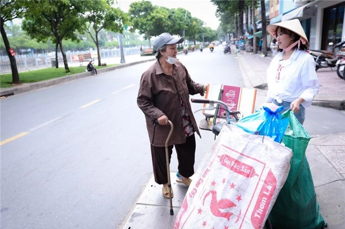 Diệu Nhi gây xúc động khi xông xáo xắn tay áo, lần đầu nhặt ve chai giữa lòng Sài Gòn để giúp đỡ cặp vợ chồng già nghèo khổ - Ảnh 8.