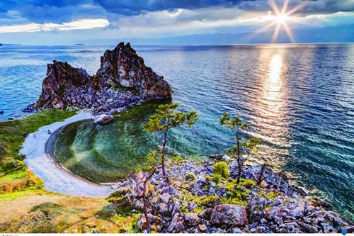 Hồ Baikal nằm ở phía Đông Siberia của Nga với độ sâu trung bình là 744m và rộng 31.722 km2.