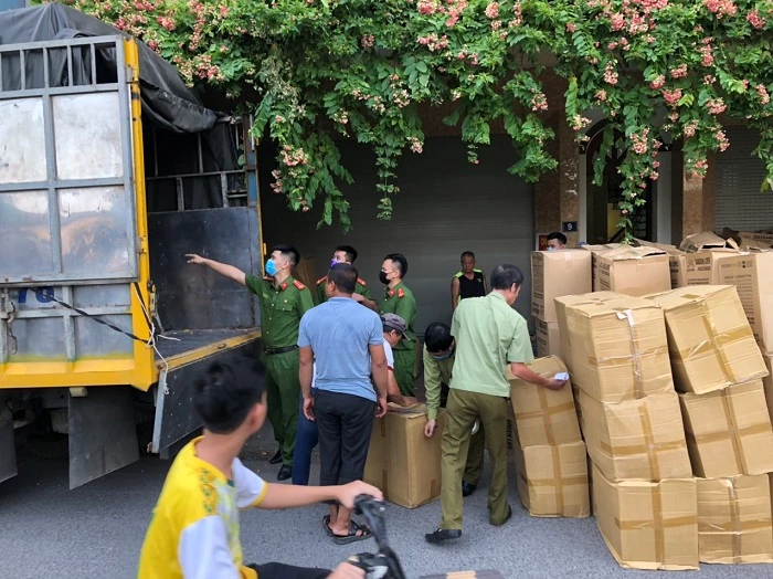 Lực lượng chức năng tiến hành thu giữ nhiều thùng khẩu trang không rõ nguồn gốc tại Hà Nội