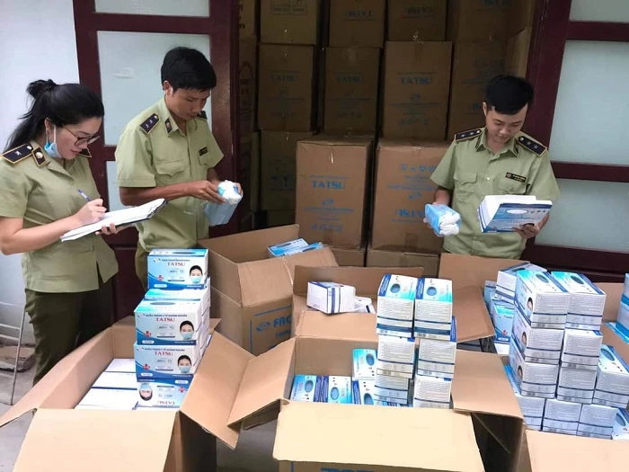 Phát hiện vận chuyển gần 1.000.000 chiếc khẩu trang có dấu hiệu vi phạm tại Quảng Bình