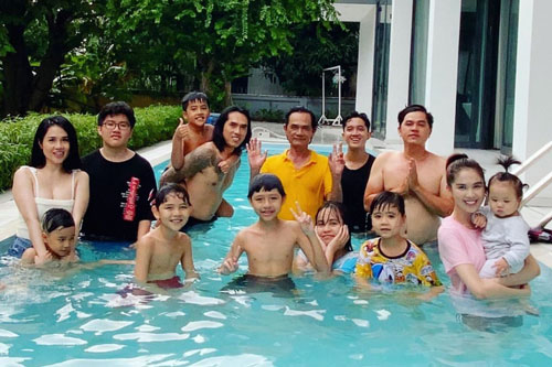 Ngọc Trinh họp mặt đại gia đình