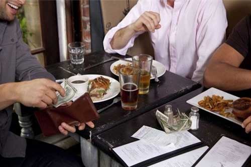 Nghe xong 2 câu chuyện này, đảm bảo bạn sẽ “tự trả tiền” khi đi ăn uống mãi mãi