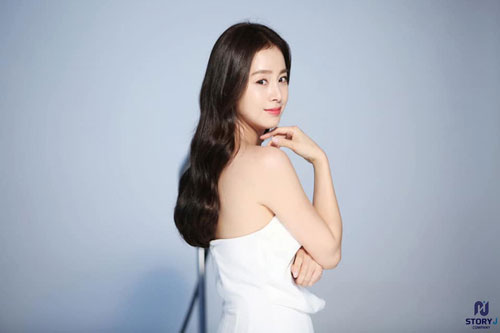 Lúc nào cũng kín đáo, "mẹ hai con" Kim Tae Hee bất ngờ gây chú ý khi diện váy trắng mỏng manh, khoe lưng trần trắng mịn màng