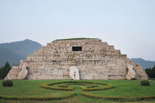 Một công trình cổ dạng kim tự tháp ở Trung Quốc.