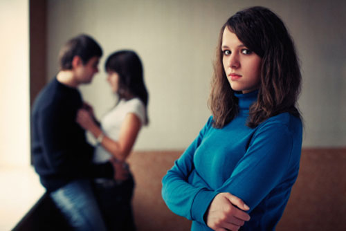 Lo hết kinh tế vẫn chăm sóc gia đình chu đáo vậy mà gã chồng vẫn ăn nằm với osin