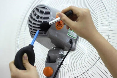 Cách vệ sinh quạt điện không cần tháo khung cực đơn giản, sau 10 phút là quạt sạch sẽ, không còn tí bụi bẩn