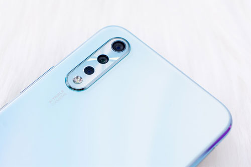 Smartphone 3 camera sau, pin 4.500 mAh, RAM 6 GB giảm giá mạnh tại Việt Nam