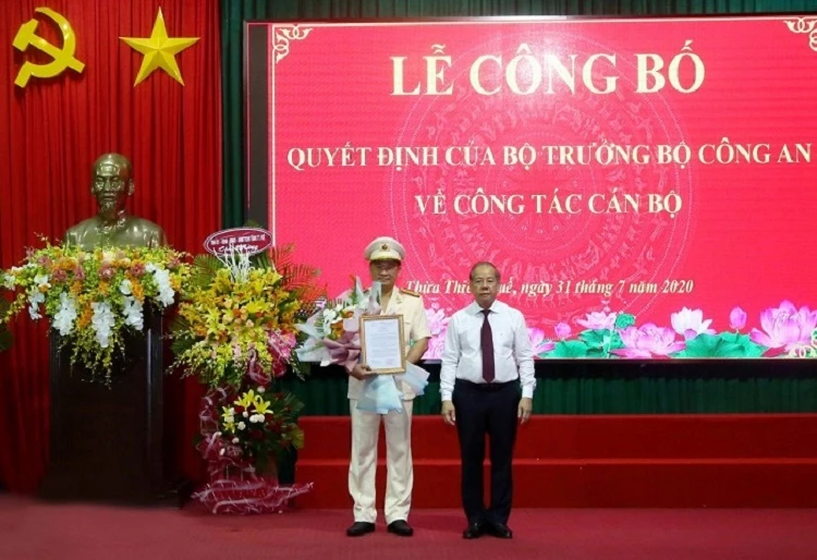 Chủ tịch UBND tỉnh Thừa Thiên Huế Phan Ngọc Thọ trao quyết định bổ nhiệm của Bộ trưởng Bộ Công an cho Thượng tá Nguyễn Thanh Tuấn.