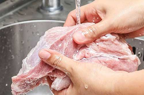 Bà nội trợ nào cũng rửa thịt kiểu này mà không biết chính tay mình đã làm chất độc tăng lên gấp 10 lần