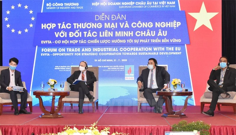 Các đại biểu trao đổi tại diễn đàn trực tuyến hợp tác thương mại và công nghiệp với đối tác Liên minh châu Âu. (Ảnh: ĐL)