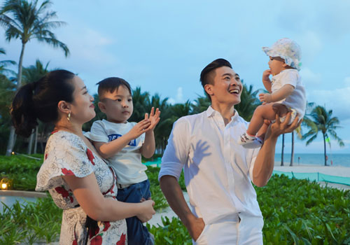 Quốc Cơ làm xiếc cùng con gái 5 tháng tuổi