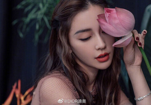 Thật hư chuyện Angelababy bị Dior ghẻ lạnh, mất vị thế độc tôn vào tay Triệu Lệ Dĩnh