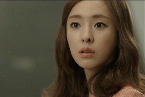 Vừa ngồi xuống ghế thì mẹ chồng bê ngay mâm cơm đi, tôi ngơ ngác nhưng diễn biến sau đó mới thật bất ngờ