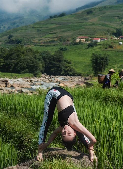 Cô thích cảm giác uốn mình vừa ngắm trời vừa hít thờ không khí trong lành, xem người dân ra đồng làm nương rẫy.