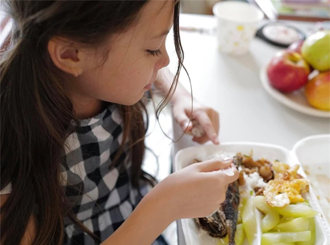Bé Tép ăn ngon lành suất cơm được phát cho 3 mẹ con ở khu cách ly tập trung.
