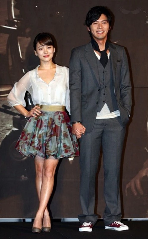 Song Hye Kyo và Hyun Bin có chiều cao tương đồng hai nhân vật trong bức ảnh lan truyền.