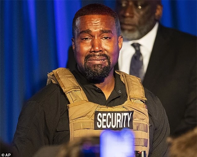 Kanye West có tiền sử bị rối loạn lưỡng cực khiến rapper nhiều khi mất kiểm soát về cảm xúc và lời nói.