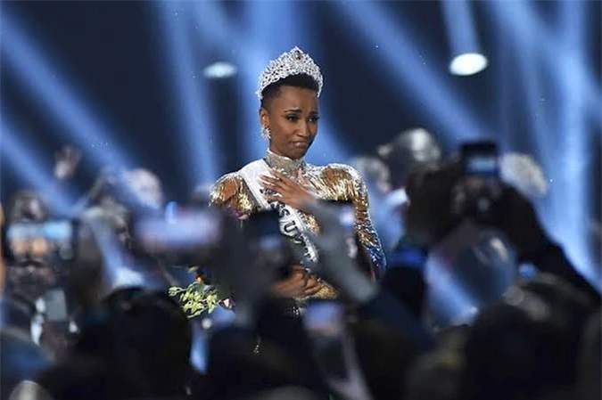 Miss Universe dời cuộc thi sang năm 2021. Hoa hậu Hoàn vũ 2019 Zozibini Tunzi sẽ tiếp tục đảm nhiệm sứ mệnh hoa hậu thêm một năm.