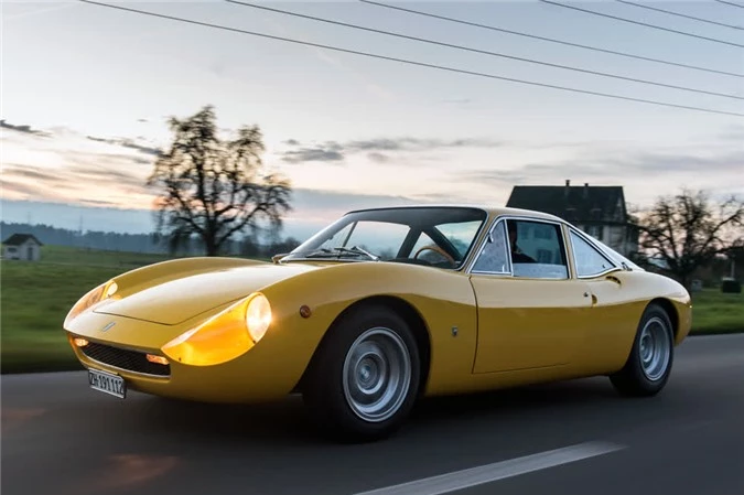 Thân của De Tomaso Vallelunga bằng hợp kim nhôm nên có chỉ nặng 500kg.