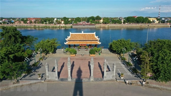 Đền tưởng niệm-Bến thả hoa bờ bắc sông Thạch Hãn, phường An Đôn, thị xã Quảng Trị. (Ảnh: Hồ Cầu/TTXVN)