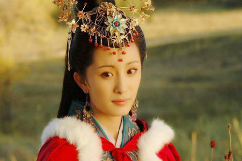 Mỹ nhân sở hữu nhan sắc tuyệt trần nhưng bị Hoàng đế hắt hủi, sau này phải làm thiếp của con trai phu quân mới qua đời