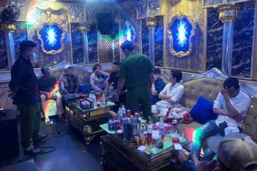 Bất chấp khuyến cáo, hàng loạt người tụ tập phê ma tuý ở TP.HCM