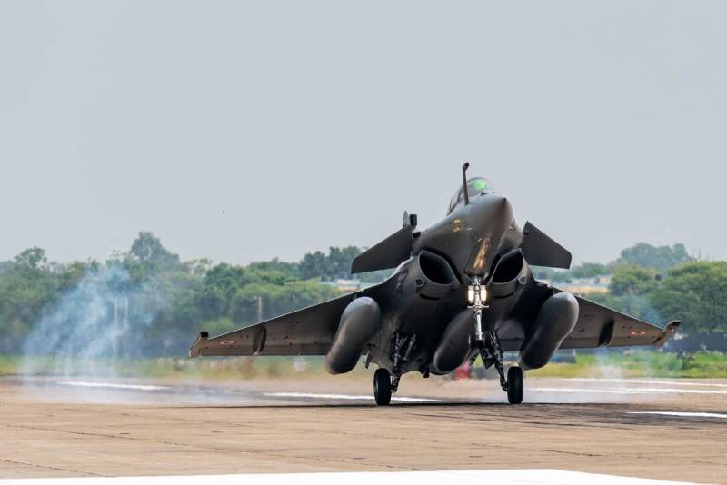 Báo Trung Quốc: Rafale vượt trội Su-30MKI nhưng chưa phải đối thủ J-20