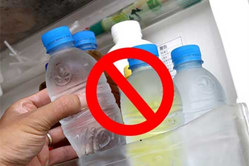 Chuyên gia khuyên bạn: Đừng dùng chai nhựa đựng nước trong tủ lạnh vì cực độc hại, có thể gây ung thư