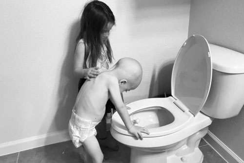 Xúc động hình ảnh cô bé 5 tuổi chăm em trai 4 tuổi bị ung thư