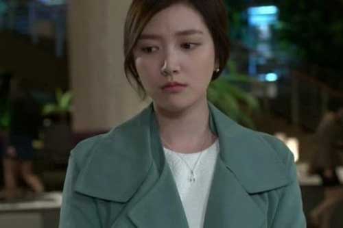 Trong khi anh em tôi ra sức tranh giành tài sản của mẹ, thì chị dâu nghèo chỉ nhẹ nhàng nói một câu khiến tất cả "chết lặng"