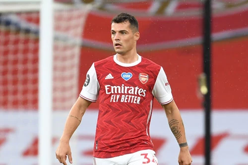 Tiền vệ trung tâm: Granit Xhaka.