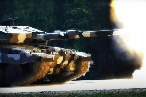 Thử nghiệm pháo 130 mm từ xe tăng chiến đấu chủ lực Challenger 2. Ảnh: Defence Blog.
