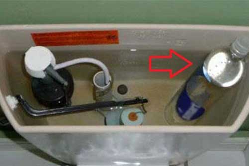 Đặt một chai nước vào bồn cầu, việc làm đem tới nhiều lợi ích mà ít người biết