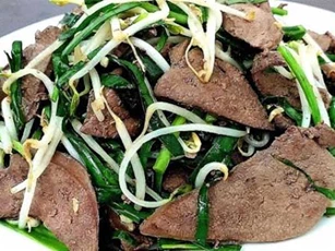 Giá đỗ xào gan lợn là cách chế biến sai lầm, dễ gây bệnh cho cả gia đình