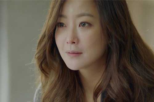 1 giờ sáng con khóc ngằn ngặt không chịu ngủ, tôi ôm ra ban công dỗ thì nghe được bí mật "động trời" của chồng